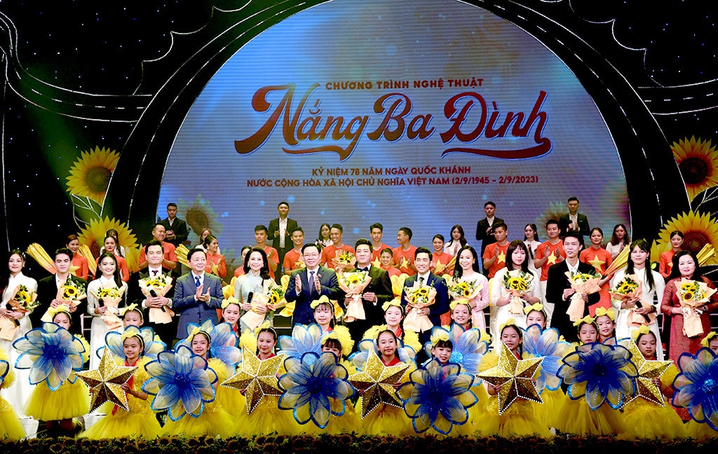 Chủ tịch Quốc hội Vương Đình Huệ tặng hoa các nghệ sĩ tham gia Chương trình. Ảnh: Quang Khánh Chủ tịch Quốc hội Vương Đình Huệ dự Chương trình nghệ thuật đặc biệt “Nắng Ba Đình” -0