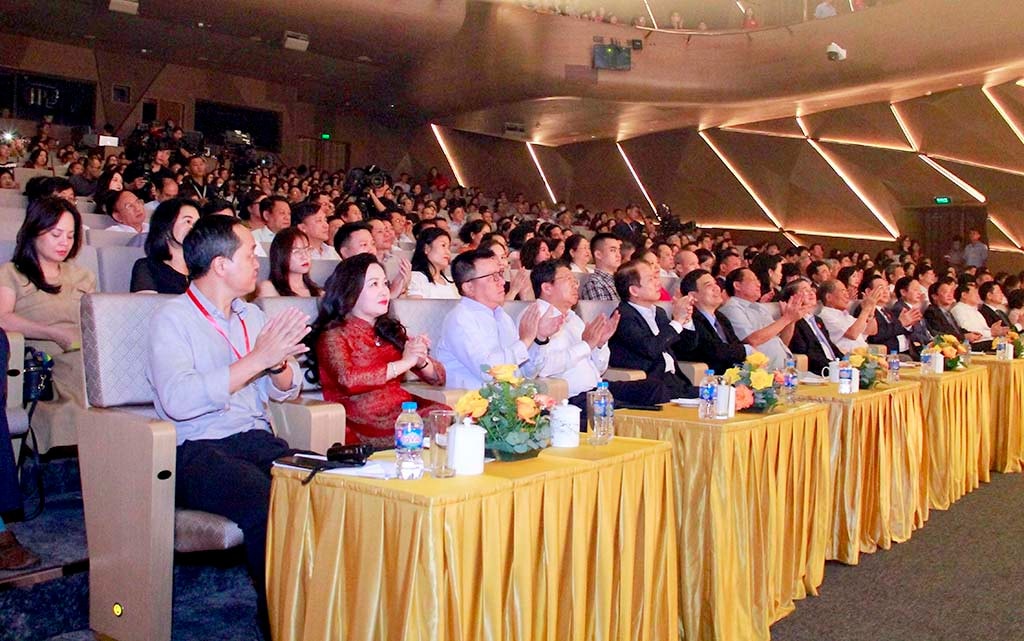 Các đại biểu dự Chương trình nghệ thuật đặc biệt “Nắng Ba Đình”. Ảnh: Khánh Duy Chủ tịch Quốc hội Vương Đình Huệ dự Chương trình nghệ thuật đặc biệt “Nắng Ba Đình” -0