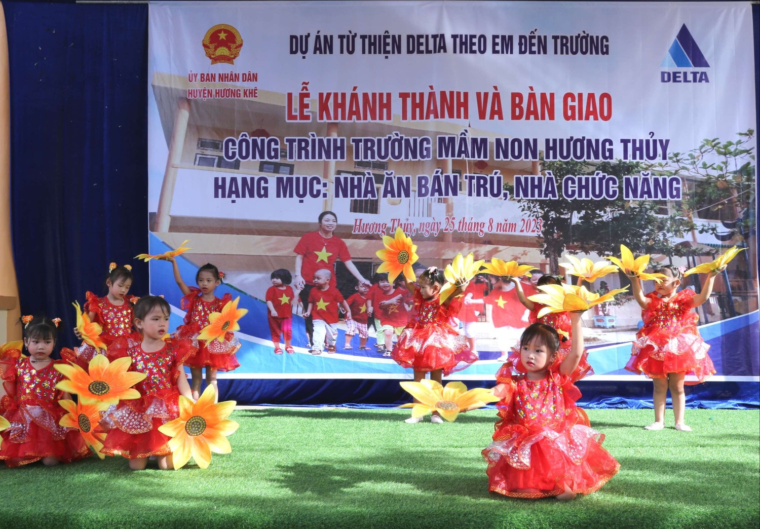 Tiết mục văn nghệ của các em Trường Mầm non Hương Thủy. Ảnh: Xuân Sinh Ngôi trường nơi rốn lũ, đón niềm vui trước thềm năm mới -0