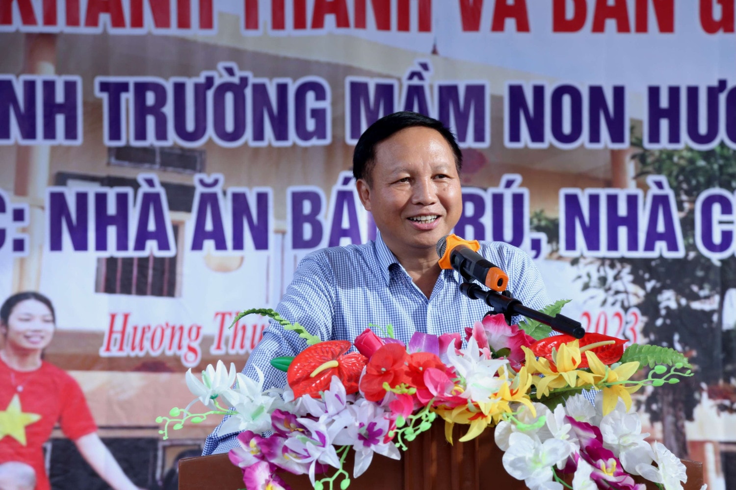 Ông Ngô Đức Mạnh, nguyên Đại sứ đặc mệnh toàn quyền Việt Nam tại Liên Bang Nga, nguyên Phó Chủ nhiệm Ủy ban đối ngoại của Quốc hội chia sẻ tại buổi lễ. Ảnh: Xuân Sinh Ngôi trường nơi rốn lũ, đón niềm vui trước thềm năm mới -0