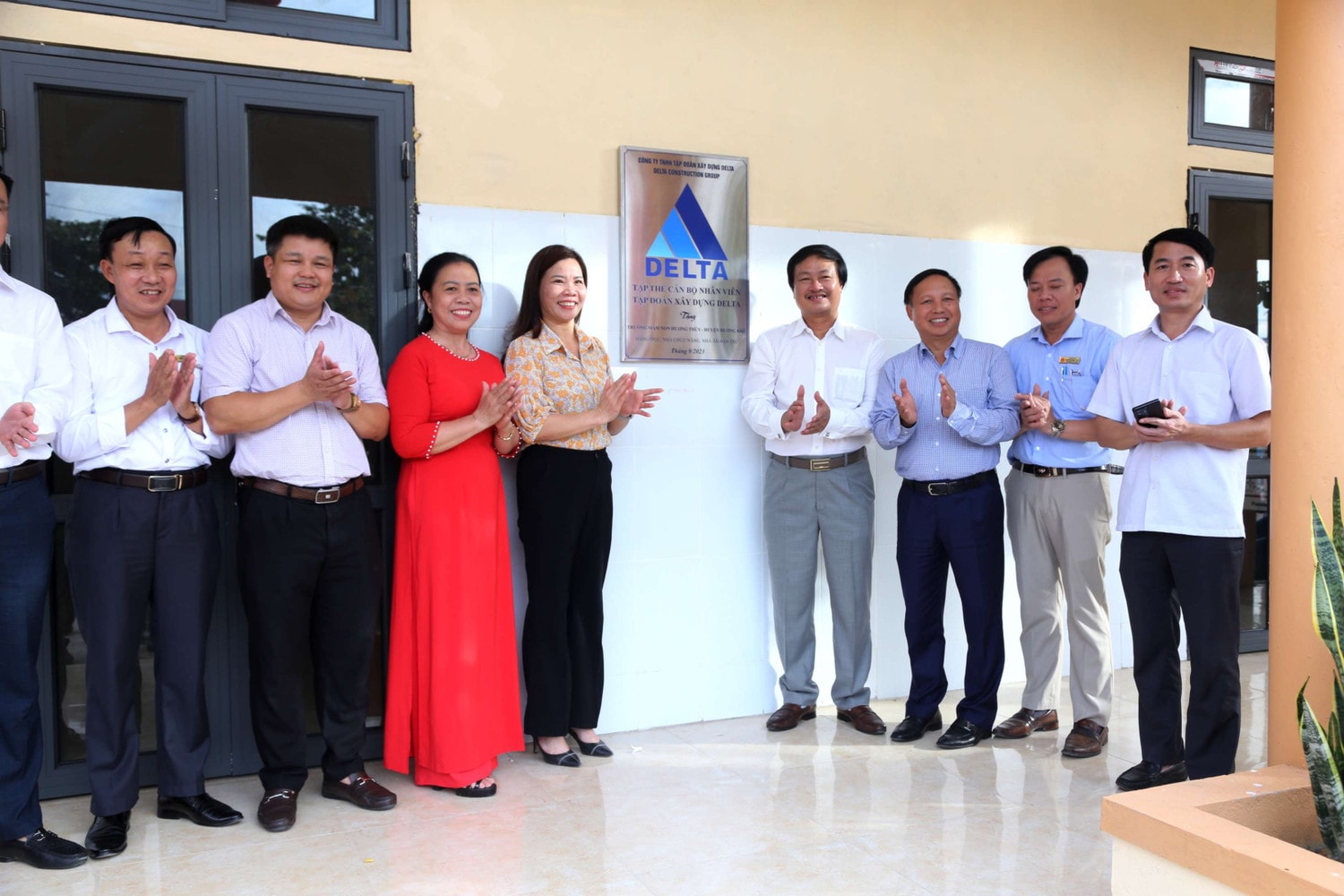 Các đại biểu cắt băng khánh thành và bàn giao dự án. Ảnh: Xuân Sinh Ngôi trường nơi rốn lũ, đón niềm vui trước thềm năm mới -0