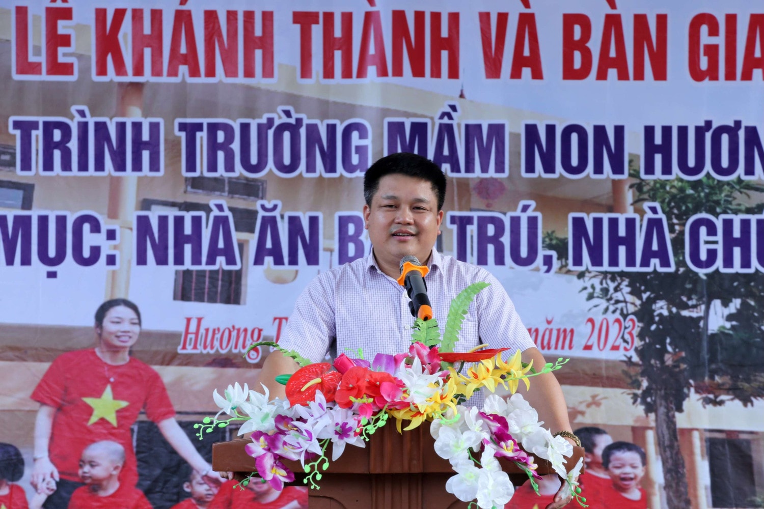 Ông Trần Quốc Bảo, Phó Chủ tịch UBND huyện Hương Khê vui mừng gửi lời cảm ơn, tri ân, ghi nhận những tình cảm tấm lòng của nhà tài trợ. Ảnh: Xuân Sinh Ngôi trường nơi rốn lũ, đón niềm vui trước thềm năm mới -0