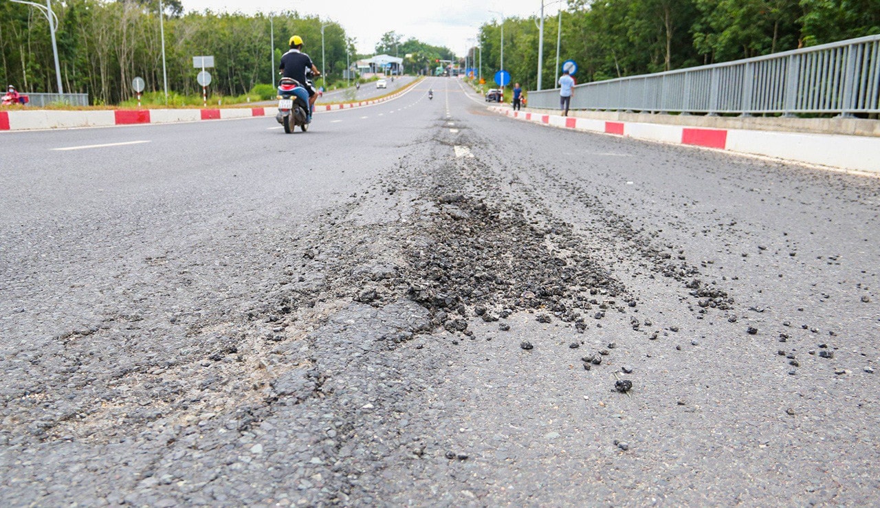 Dự án đường và cầu nghìn tỷ nối tỉnh Tây Ninh với Bình Dương bị hư hỏng sau 8 tháng đưa vào sử dụng