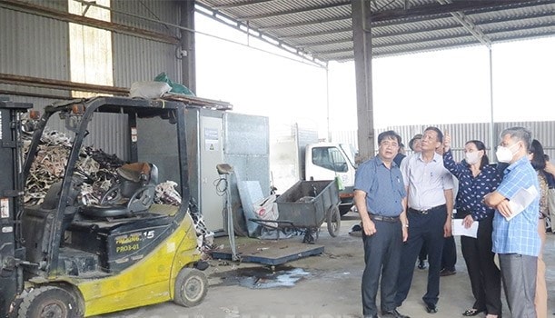 Đoàn giám sát khảo sát tại Nhà máy xử lý rác thải làng nghề Toàn Cầu ở xã Hoàng Diệu, huyện Gia Lộc - ẢNH P.TUYẾT