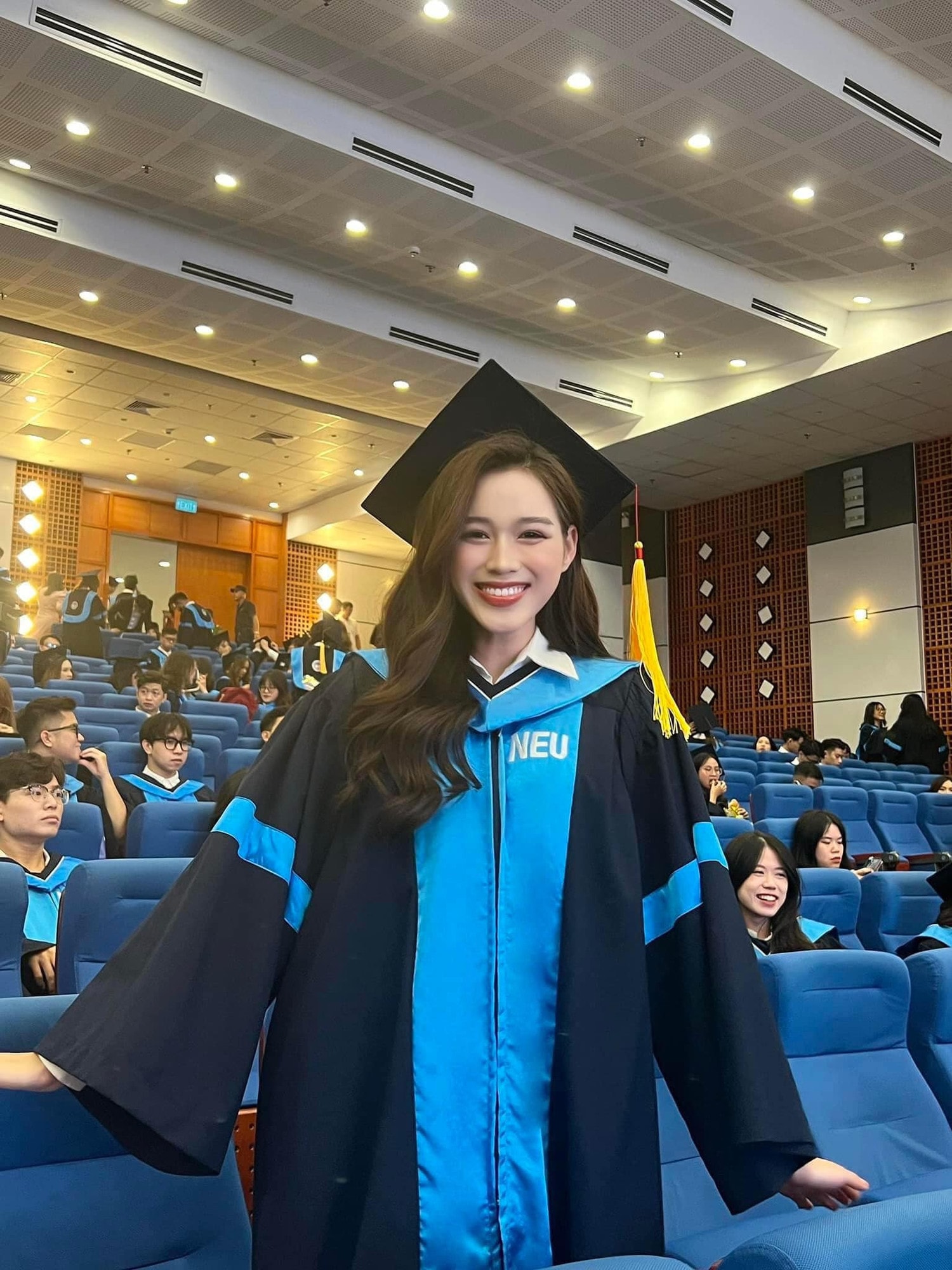 Hoa hậu Đỗ Thị Hà tốt nghiệp cử nhân Trường Đại học Kinh tế Quốc dân -0