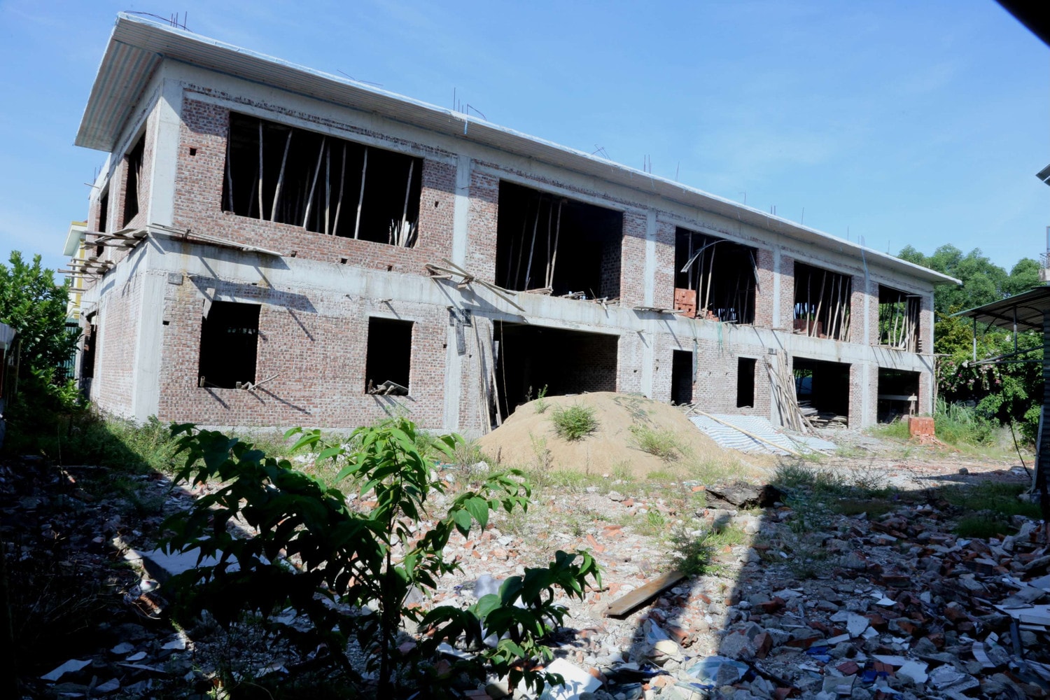 Bà Thân Thị Nghị cho rằng sở dĩ tiến cử công ty 3 ngày tuổi của chồng để thực hiện dự án vì nhận thấy có năng lực. Thế nhưng sau hơn 7 năm, dự án vẫn còn ngổn ngang, chưa thể đưa vào sử dụng. Ảnh: Xuân Sinh Hơn 1800m2 “đất vàng” không qua đấu giá rơi vào tay vợ chồng doanh nhân như thế nào? -0