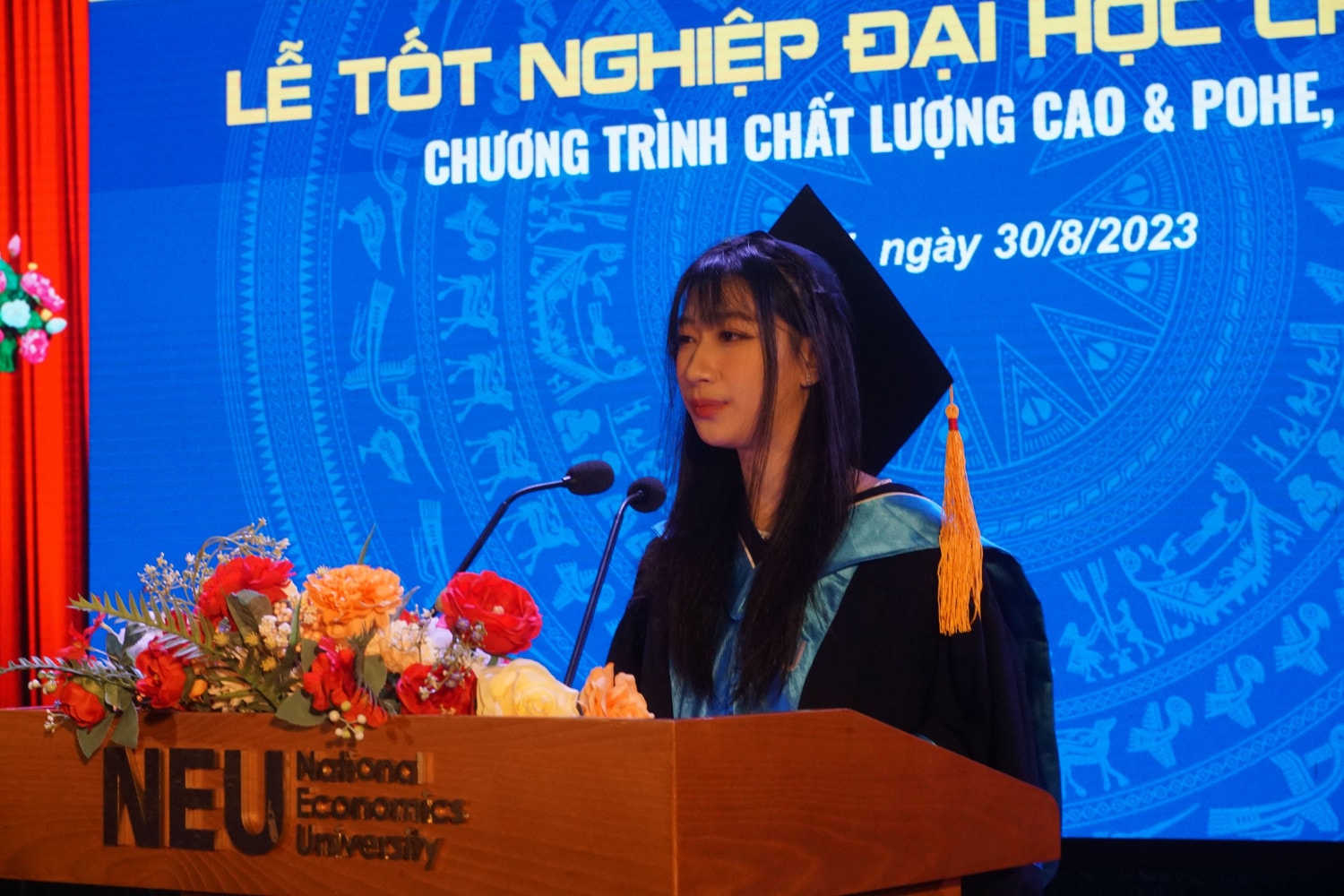 Em Hoàng Nhật Hà, tân cử nhân chuyên ngành POHE Luật Kinh doanh đại diện các tân cử nhân phát biểu (Ảnh: Nguyễn Liên) 23,9% sinh viên chương trình Chất lượng cao và POHE trường Kinh tế Quốc dân tốt nghiệp loại Xuất sắc -0