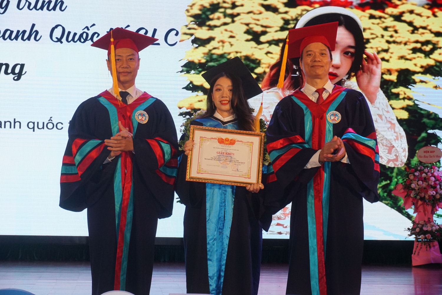 PGS.TS Bùi Đức Thọ, Chủ tịch Hội đồng trường và GS.TS Phạm Hồng Chương, Hiệu trưởng nhà trường trao bằng khen cho sinh viên đạt danh hiệu Thủ khoa tốt nghiệp các chuyên ngành chương trình Chất lượng cao và POHE (Ảnh: Nguyễn Liên) 23,9% sinh viên chương trình Chất lượng cao và POHE trường Kinh tế Quốc dân tốt nghiệp loại Xuất sắc -0
