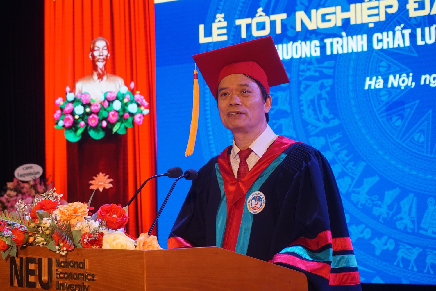 GS.TS Phạm Hồng Chương, Hiệu trưởng Trường Đại học Kinh tế Quốc dân phát biểu tại buổi lễ (Ảnh: Nguyễn Liên) 23,9% sinh viên chương trình Chất lượng cao và POHE trường Kinh tế Quốc dân tốt nghiệp loại Xuất sắc -0