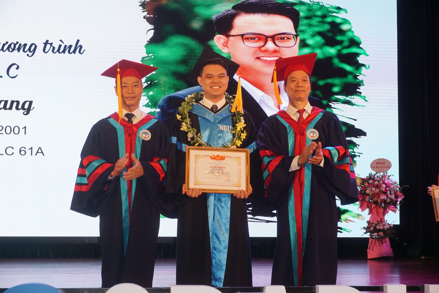 23,9% sinh viên chương trình Chất lượng cao và POHE trường Kinh tế Quốc dân tốt nghiệp loại xuất sắc ảnh 2 23,9% sinh viên chương trình Chất lượng cao và POHE trường Kinh tế Quốc dân tốt nghiệp loại Xuất sắc -0