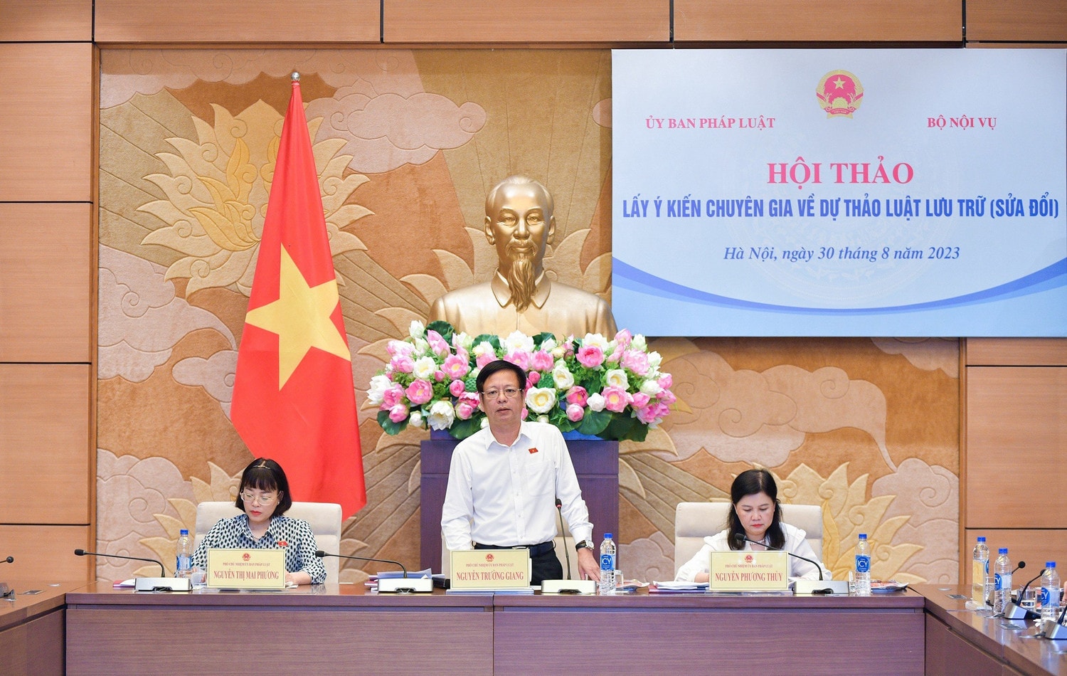 Các đại biểu cho ý kiến với dự án Luật
