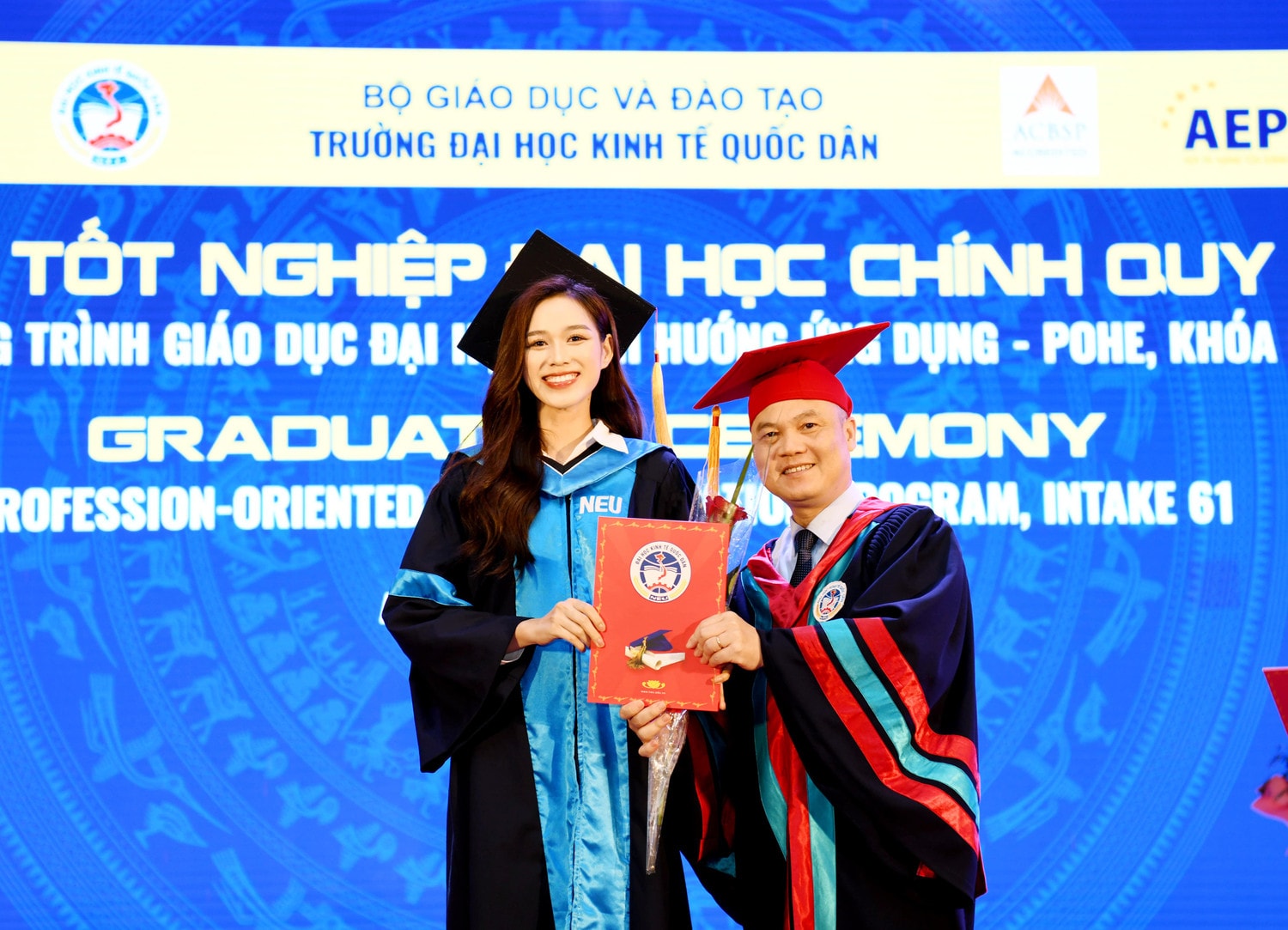 TS Hoàng Xuân Trường - Phó Trưởng khoa Luật trao bằng tốt nghiệp cho Hoa hậu Đỗ Thị Hà (Ảnh: NEU) Hoa hậu Đỗ Thị Hà tốt nghiệp cử nhân Trường Đại học Kinh tế Quốc dân -0