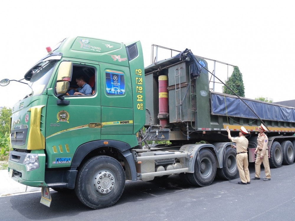 Công an Hà Tĩnh phát hiện chiêu trò mới cơi nới thùng xe -0