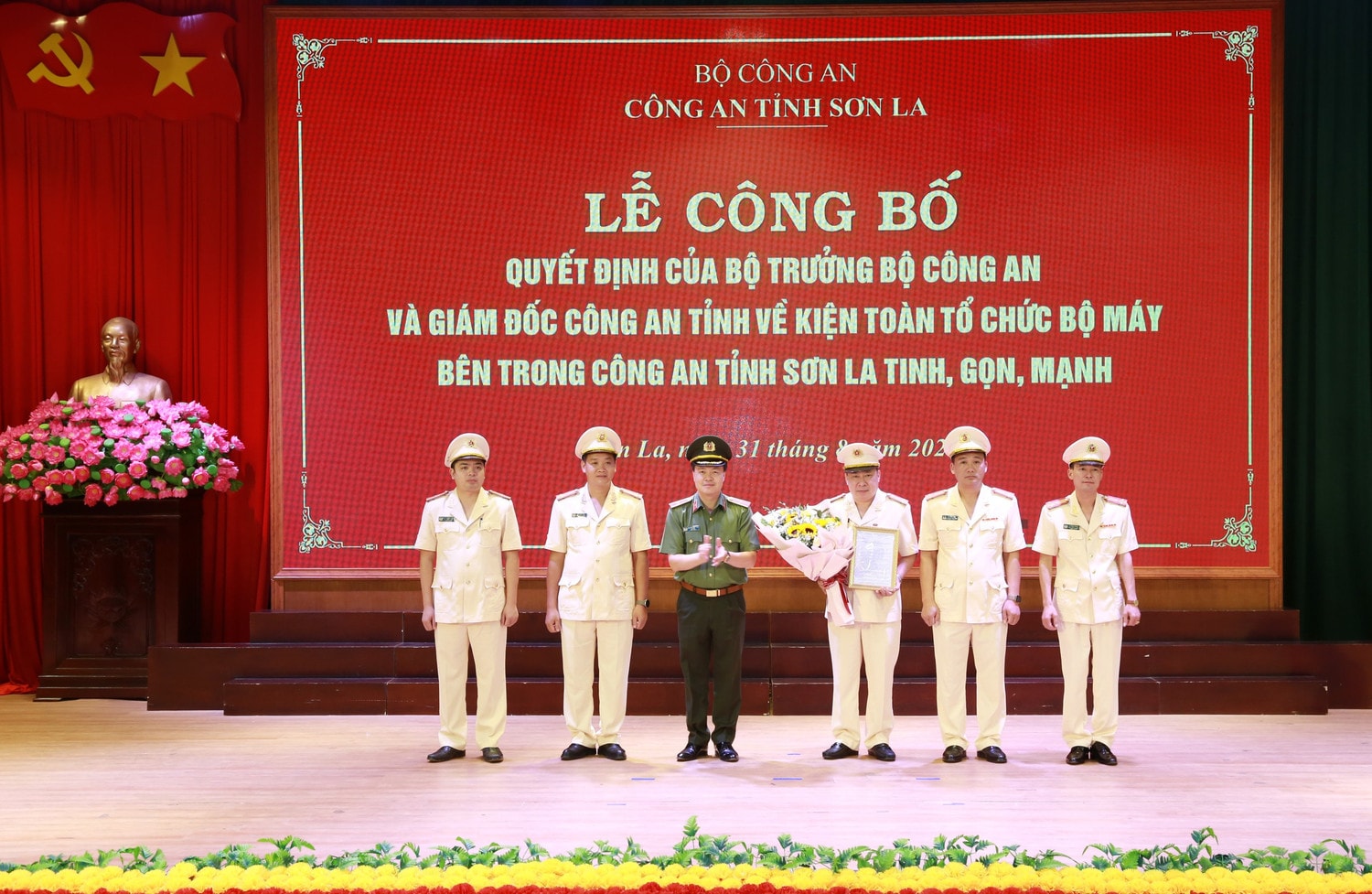 Kiện toàn tổ chức bộ máy bên trong Công an Sơn La tinh, gọn, mạnh -0