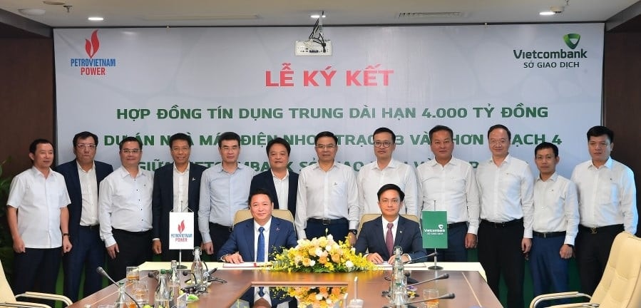Ông Nguyễn Duy Giang - Phó Tổng Giám đốc PV POWER (ngồi bên trái) và ông Lê Việt Hoàng - Phó Giám đốc Vietcombank Sở giao dịch đại diện 2 bên ký kết. Nguồn: Vietcombank Vietcombank ký kết hợp đồng tín dụng 4.000 tỷ đồng với PV Power tài trợ dự án Nhà máy điện Nhơn Trạch 3 và 4 -0