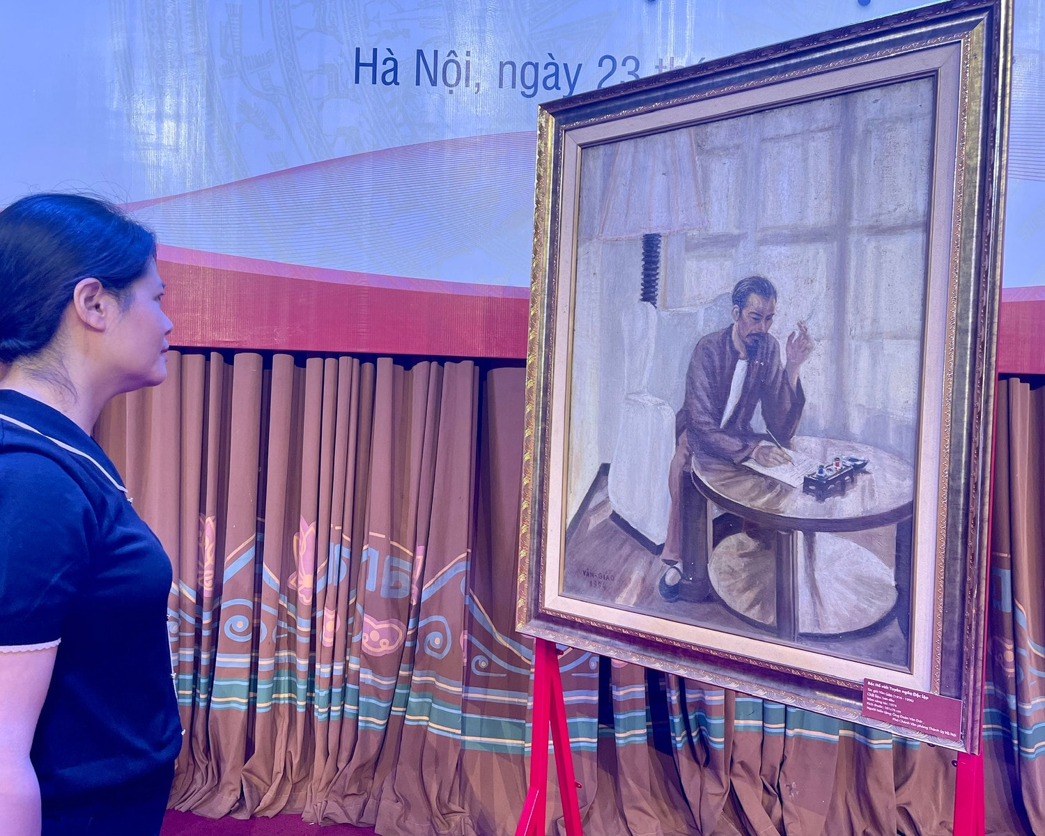 Tác phẩm được trưng bày tại Bảo tàng giúp người dân và khách tham quan hiểu hơn cuộc đời của lãnh tụ Hồ Chí Minh