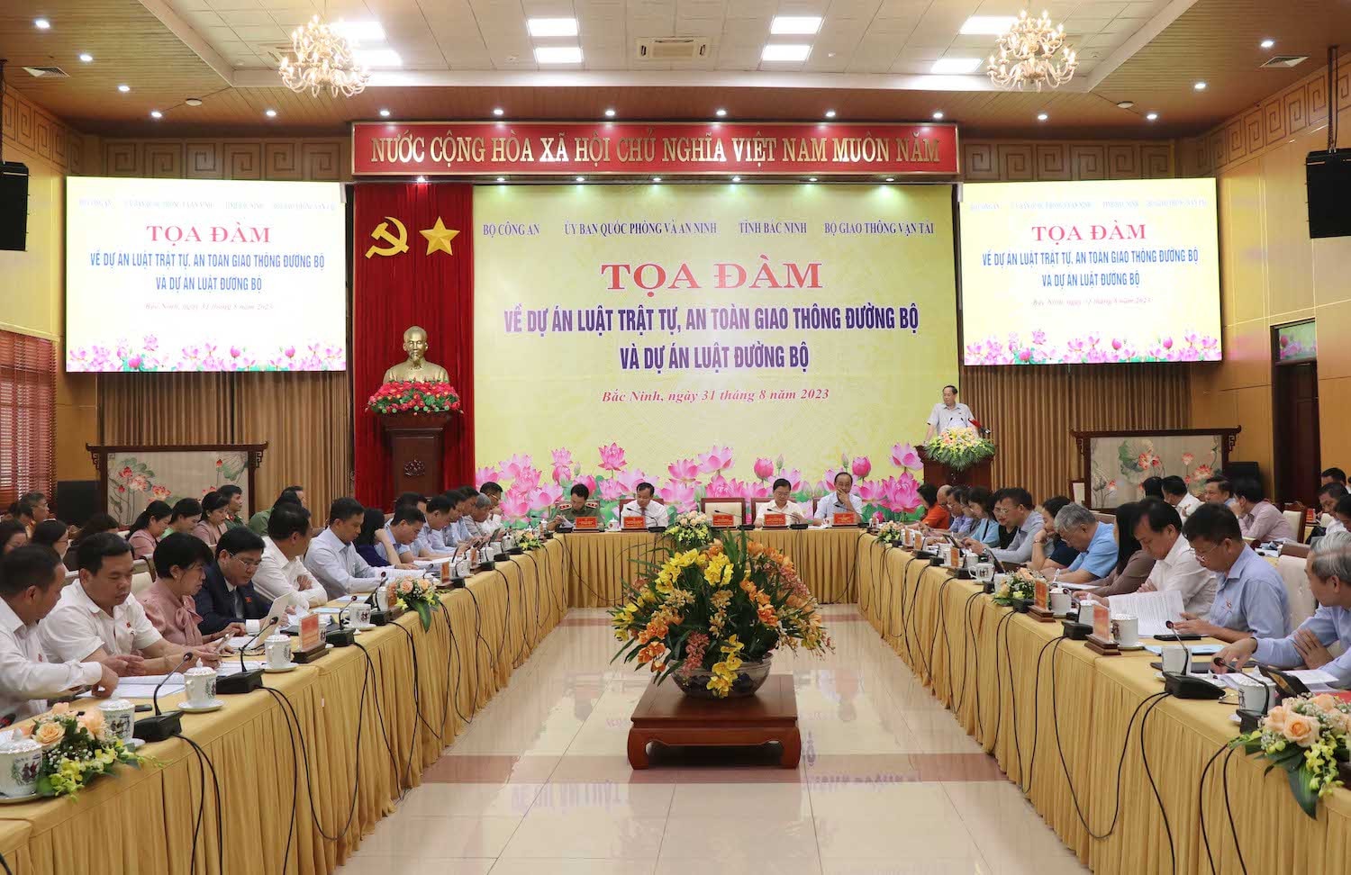 Phó Chủ tịch Quốc hội, Thượng tướng Trần Quang Phương dự Toạ đàm về dự án Luật Trật tự, an toàn giao thông đường bộ và dự án Luật Đường bộ -0