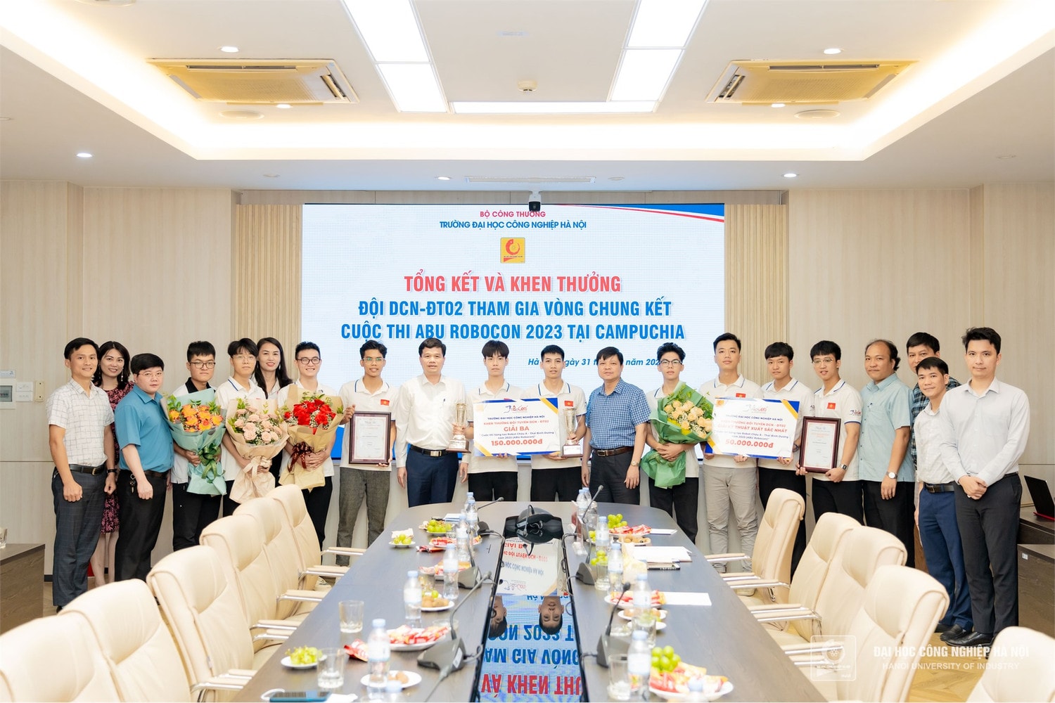 Trường Đại học Công nghiệp Hà Nội khen thưởng 200 triệu đồng đội tuyển Robocon DCN-ĐT02 -0