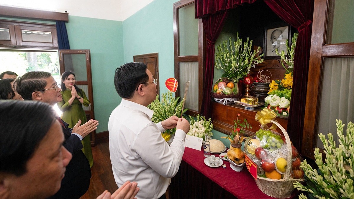 Chủ tịch Quốc hội Vương Đình Huệ dâng hương tưởng niệm Chủ tịch Hồ Chí Minh -2