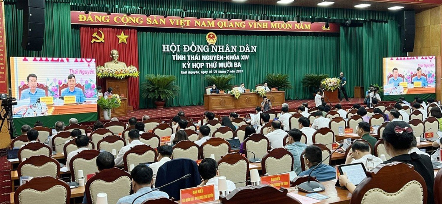 Các đại biểu theo dõi báo cáo tình hình kinh tế - xã hội 6 tháng đầu năm và một số nhiệm vụ trọng tâm 6 tháng cuối năm 2023 bằng hình ảnh được trình chiếu tại Kỳ họp thứ 13, HĐND tỉnh Ảnh: P. Nguyên