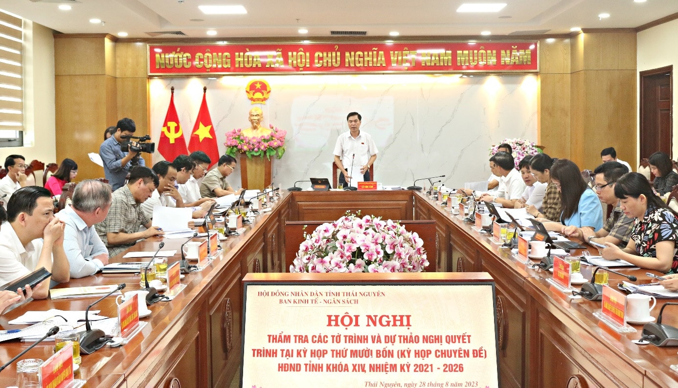 Ban Kinh tế - Ngân sách HĐND tỉnh tổ chức Hội nghị thẩm tra các báo cáo, tờ trình, dự thảo nghị quyết trình tại Kỳ họp thứ 14, HĐND tỉnh khóa XIV - ẢNH T. HƯƠNG