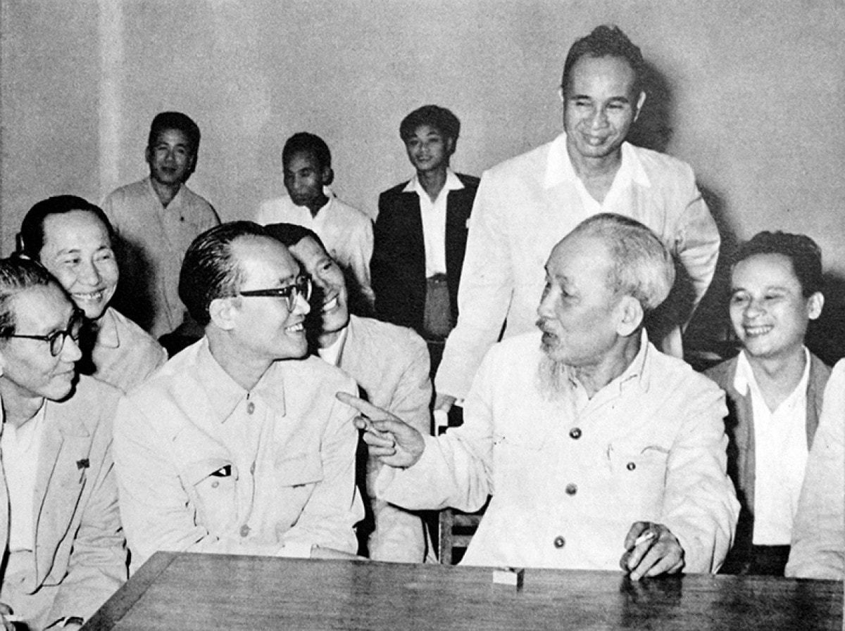 Chủ tịch Hồ Chí Minh nói chuyện thân mật với các đại biểu trí thức dự Hội nghị chính trị đặc biệt - Nguồn: tuyengiao.vn