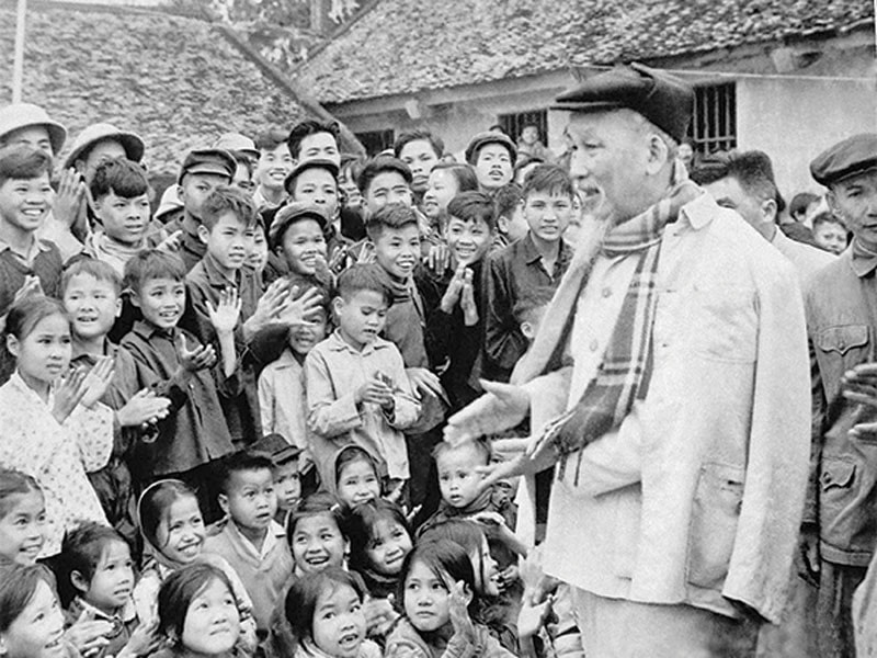 Bác Hồ về thăm quê hương Nghìn việc tốt. Ảnh: Bảo tàng Hồ Chí Minh