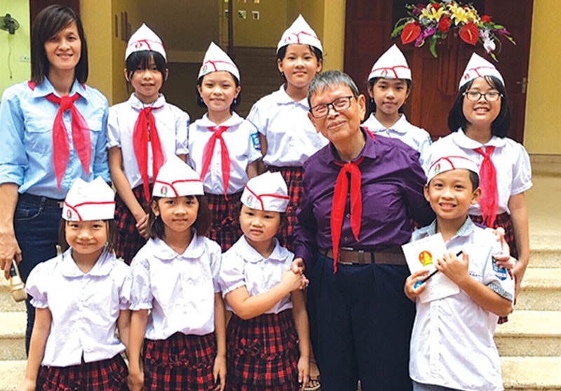 NGND Nguyễn Đức Thìn cùng các đội viên của Bắc Ninh. Ảnh: baobacninh.com.vn