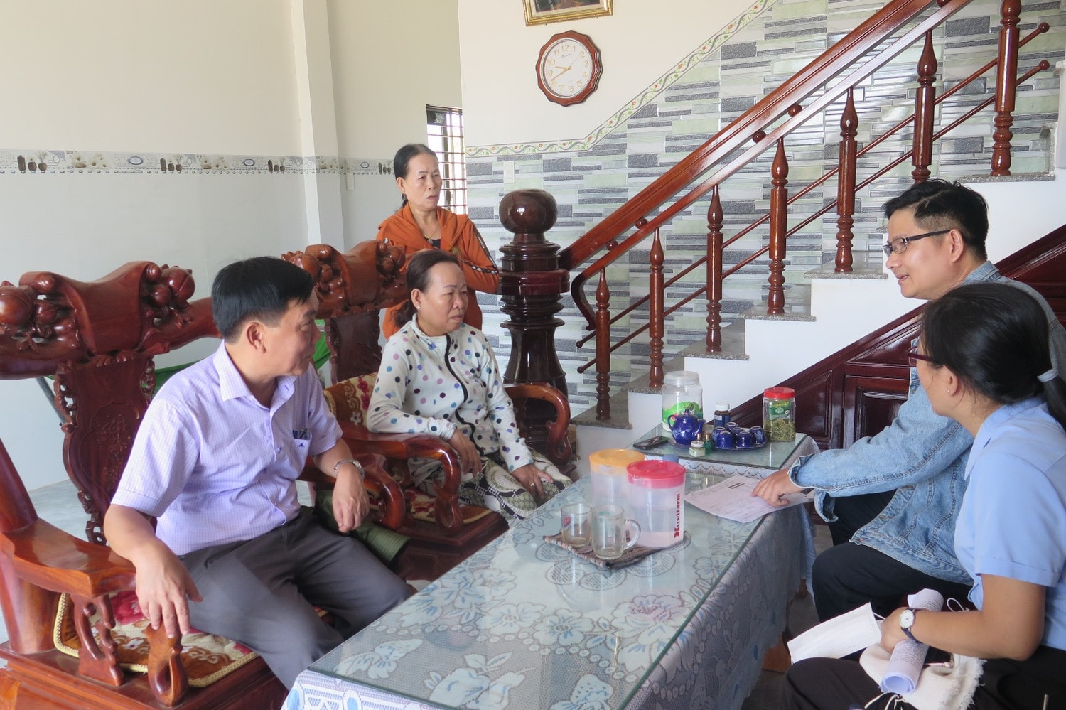 Thường trực HĐND tỉnh Quảng Ngãi trao đổi với người dân huyện Tư Nghĩa về điều kiện sống ở nơi tái định cư - ẢNH Q.T