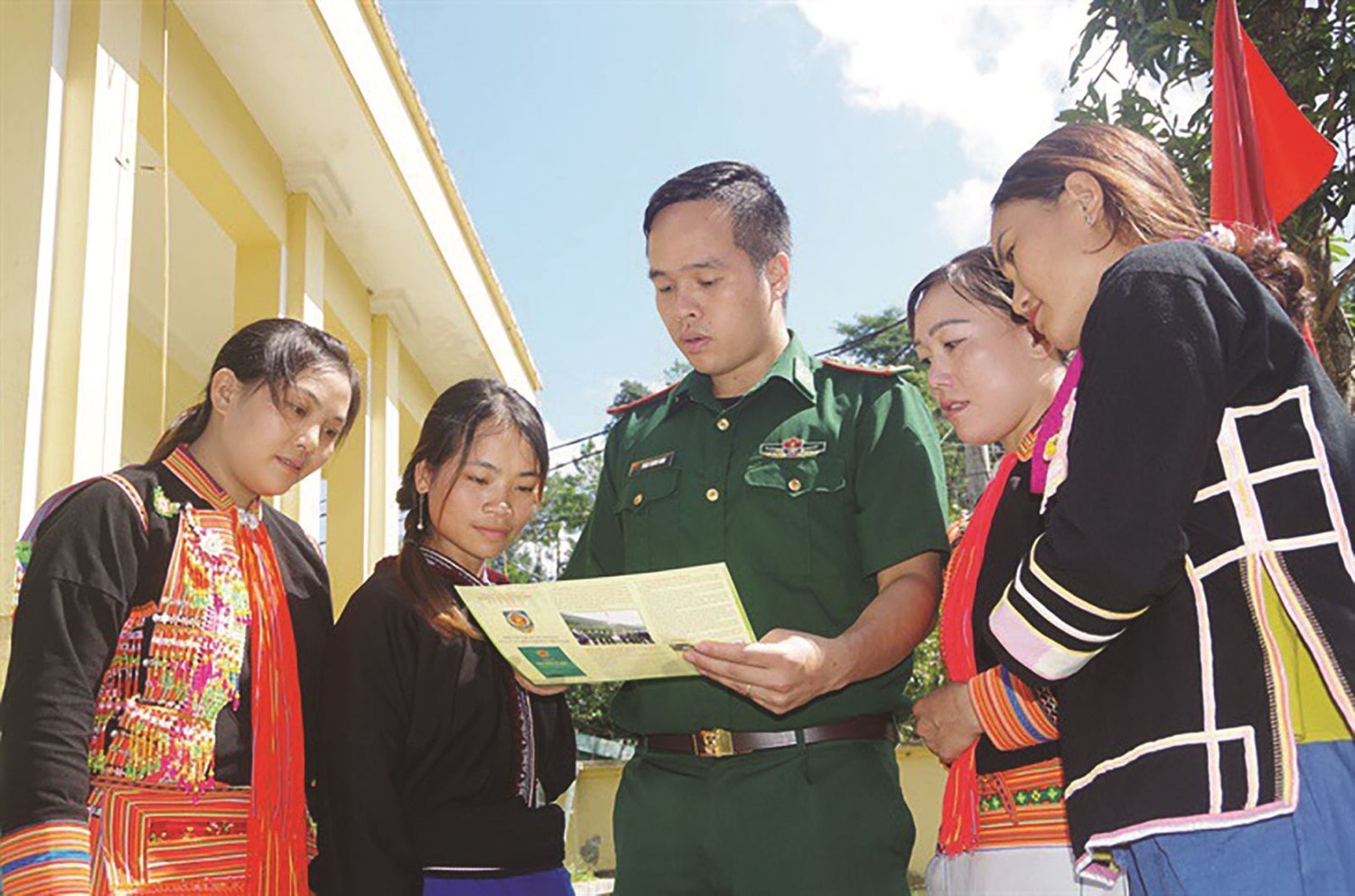 Cán bộ chiến sĩ Đồn Biên phòng Huổi Luông tuyên truyền đến Nhân dân về Luật Biên phòng Việt Nam. Nguồn: ITN
