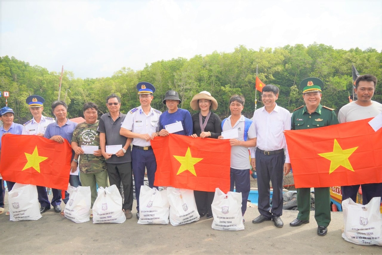 Bộ Tư lệnh Vùng Cảnh sát biển 3 cùng chính quyền địa phương trao tặng 150 suất quà 200 lá cờ Tổ quốc cho người dân tại huyện Cần Giờ
