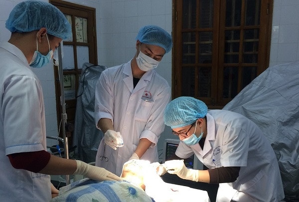 Các bác sĩ Trung tâm Y tế quân dân y Bạch Long Vĩ cấp cứu bệnh nhân tai nạn trên biển. Nguồn: ITN
