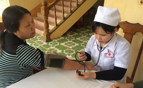 Các bác sĩ Trung tâm Y tế quân dân y Bạch Long Vĩ khám, chữa bệnh cho người dân. Nguồn: ITN