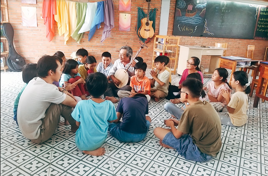 Các bạn nhỏ đang học dân ca trong một lớp học về văn hóa Nam Bộ do Hiếu Văn Ngư tổ chức. Ảnh: HVN