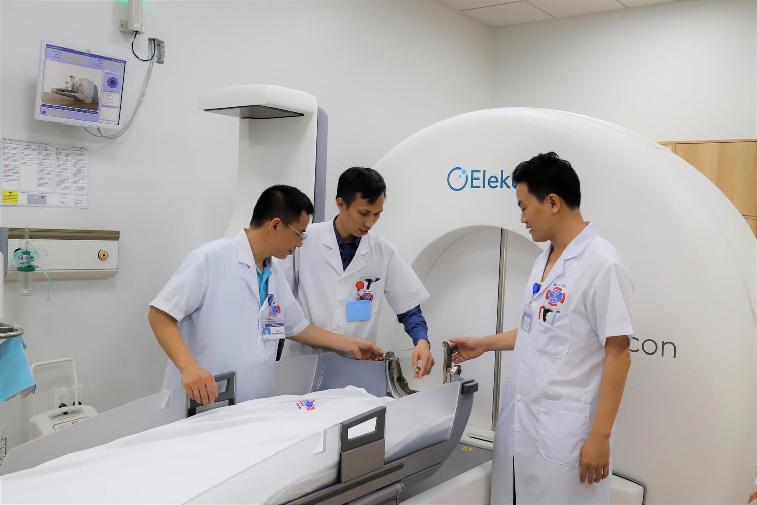 Sau 1 ngày điều trị khối u não chảy máu bằng xạ phẫu gamma, nam sinh đi học bình thường -0