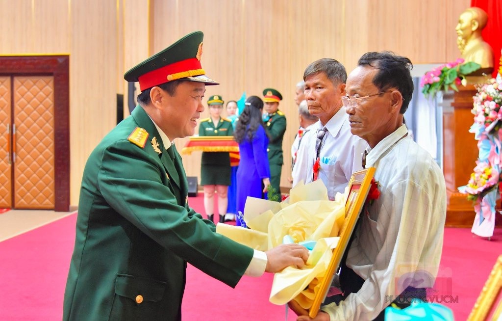 Kiên Giang đón nhận Huân chương Bảo vệ Tổ quốc hạng ba