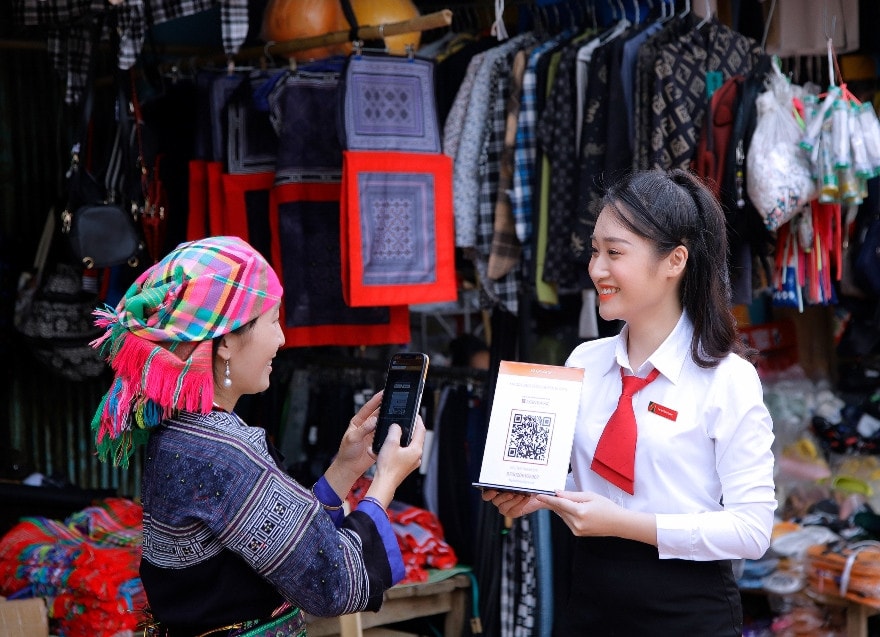 Ảnh: Agribank mang ngân hàng hiện đại đến với đồng bào vùng cao. Ảnh: A Thư
