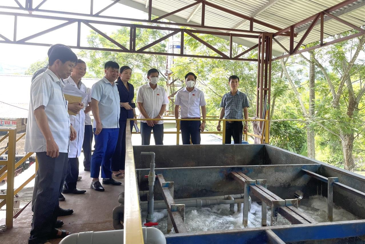Tổ công tác Đoàn giám sát HĐND tỉnh Thái Nguyên về công tác bảo vệ môi trường khảo sát thực tế hệ thống xử lý nước thải của Trung tâm y tế huyện Võ Nhai - ảnh T. HƯƠNG