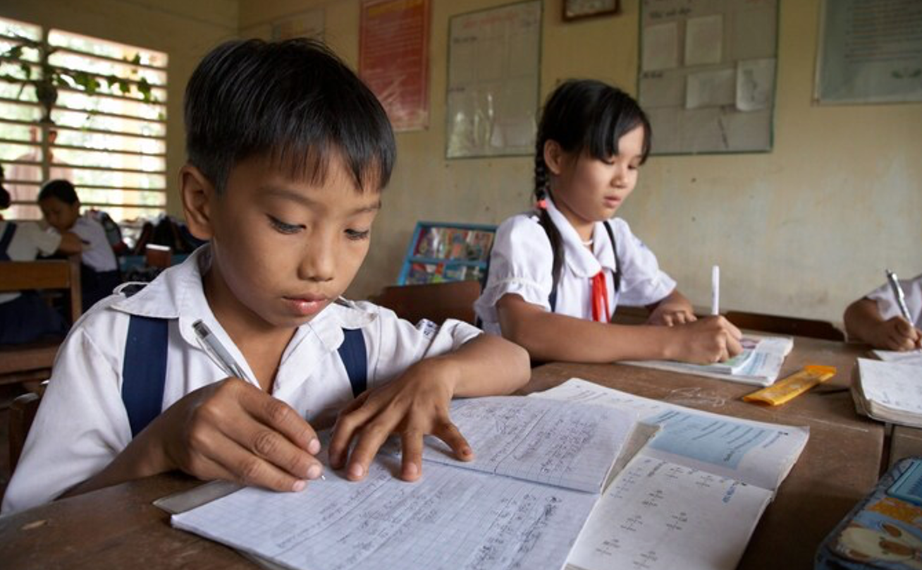 Tại sao học sinh Việt Nam vượt trội hơn học sinh Anh? -0
