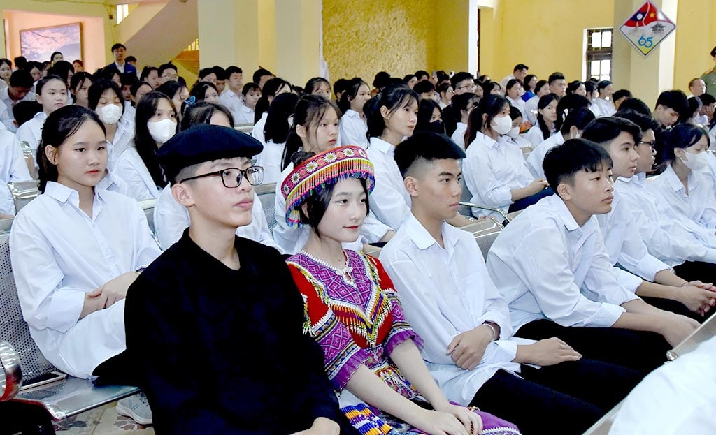 Các em học sinh dự lễ khai giảng. Ảnh: Lâm Hiển Chủ tịch Quốc hội Vương Đình Huệ dự Lễ khai giảng năm học mới 2023 - 2024 tại Trường Hữu nghị T78 -0