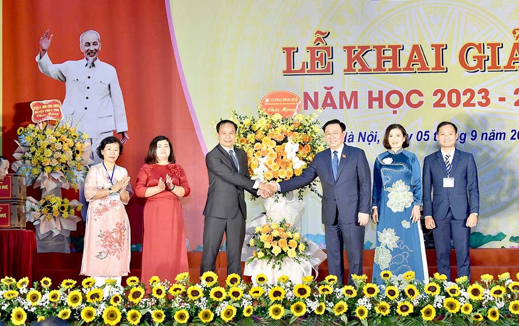Chủ tịch Quốc hội Vương Đình Huệ tặng hoa chúc mừng nhà trường nhân dịp khai giảng. Ảnh: Lâm Hiển Chủ tịch Quốc hội Vương Đình Huệ dự Lễ khai giảng năm học mới 2023 - 2024 tại Trường Hữu nghị T78 -0