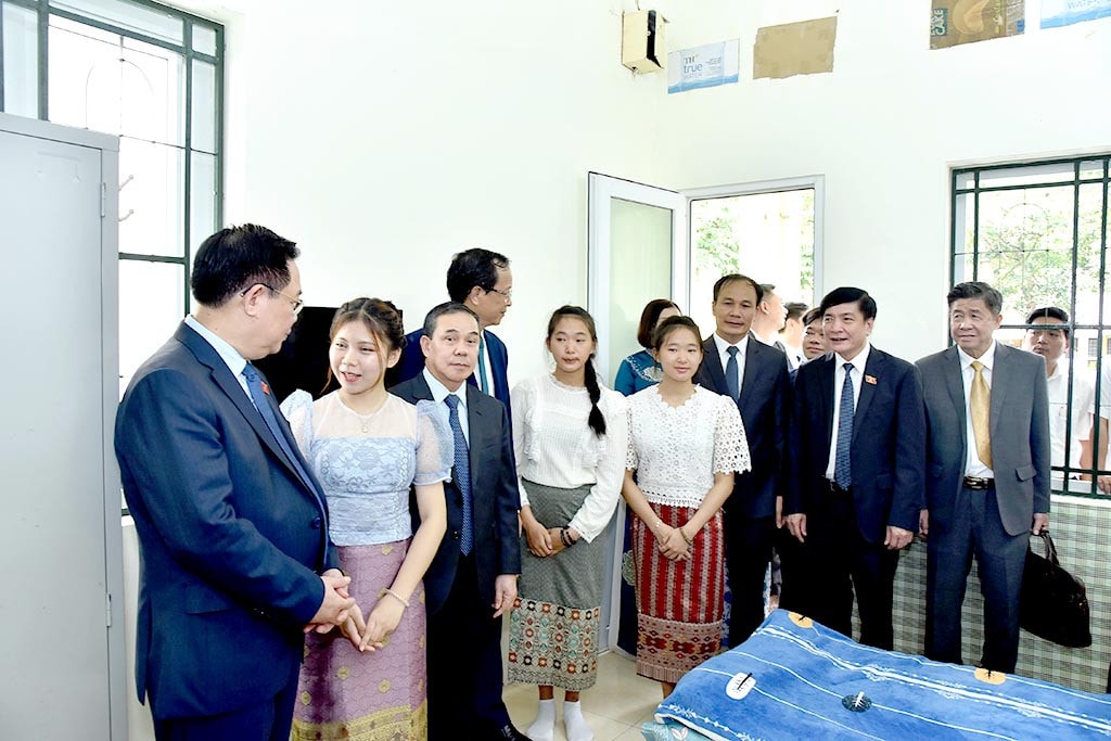 Chủ tịch Quốc hội Vương Đình Huệ thăm ký túc xá của trường. Ảnh: Lâm Hiển Chủ tịch Quốc hội Vương Đình Huệ dự Lễ khai giảng năm học mới 2023 - 2024 tại Trường Hữu nghị T78 -0