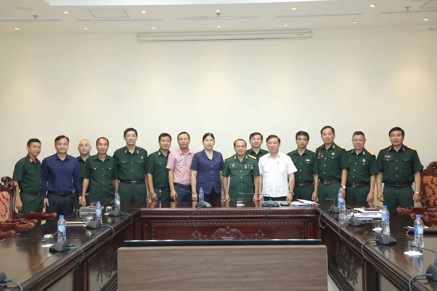 Phó Bí thư Thường trực Đảng ủy cơ quan VPQH Trịnh Giáng Hương, lãnh đạo Văn phòng Đảng - đoàn thể VPQH với cán bộ, lãnh đạo, hội viên Hội Cựu chiến binh cơ quan VPQH