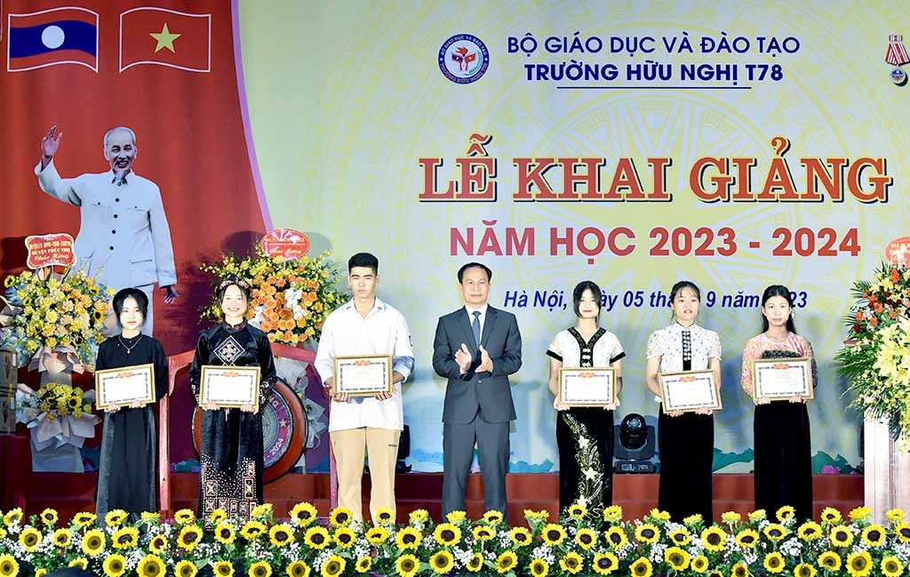 Hiệu trưởng nhà trường Lê Phú Thắng khen thưởng học sinh thi đỗ đại học đạt điểm cao Chủ tịch Quốc hội Vương Đình Huệ dự Lễ khai giảng năm học mới 2023 - 2024 tại Trường Hữu nghị T78 -0