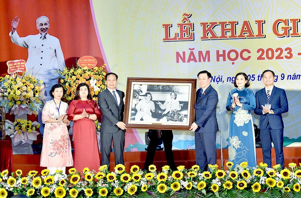 Chủ tịch Quốc hội Vương Đình Huệ tặng ảnh cho nhà trường nhân dịp khai giảng. Ảnh: Lâm Hiển Chủ tịch Quốc hội Vương Đình Huệ dự Lễ khai giảng năm học mới 2023 - 2024 tại Trường Hữu nghị T78 -0