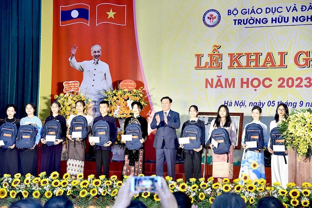 Chủ tịch Quốc hội Vương Đình Huệ tặng quà các học sinh tiêu biểu. Ảnh: Lâm Hiển Chủ tịch Quốc hội Vương Đình Huệ dự Lễ khai giảng năm học mới 2023 - 2024 tại Trường Hữu nghị T78 -0