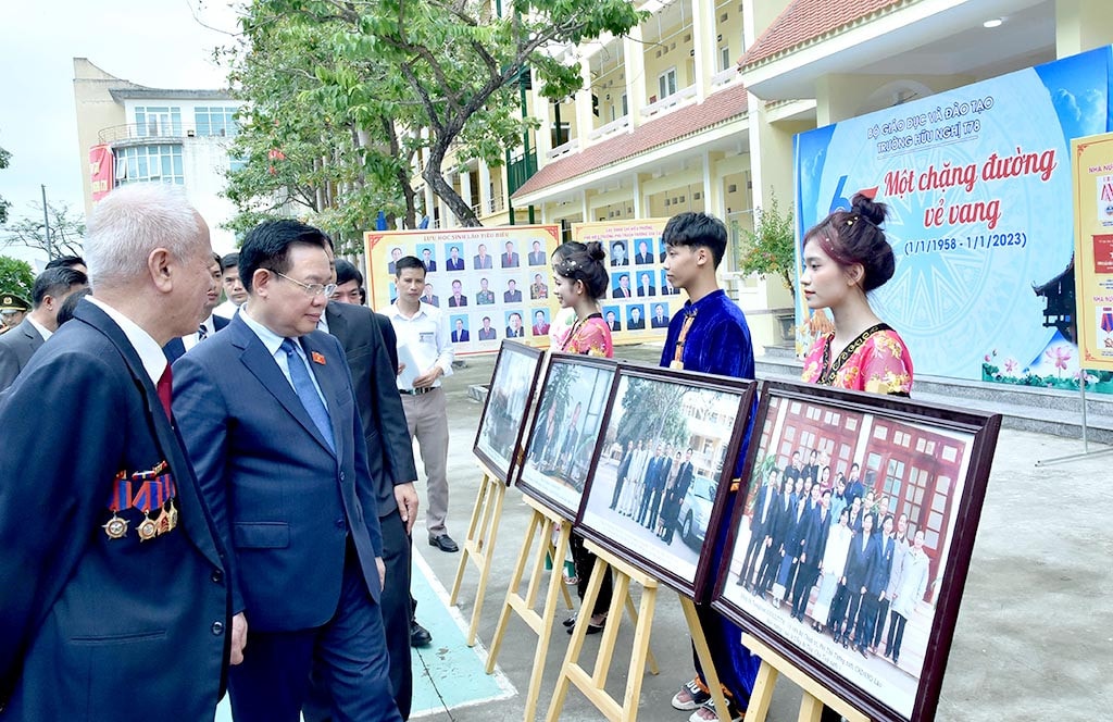 Chủ tịch Quốc hội Vương Đình Huệ thăm tham quan triển lãm ảnh “65 năm - một chặng đường vẻ vang”. Ảnh: Lâm Hiển Chủ tịch Quốc hội Vương Đình Huệ dự Lễ khai giảng năm học mới 2023 - 2024 tại Trường Hữu nghị T78 -0