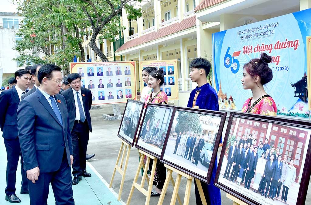 Chủ tịch Quốc hội Vương Đình Huệ thăm tham quan triển lãm ảnh “65 năm - một chặng đường vẻ vang”. Ảnh: Lâm Hiển Chủ tịch Quốc hội Vương Đình Huệ dự Lễ khai giảng năm học mới 2023 - 2024 tại Trường Hữu nghị T78 -1