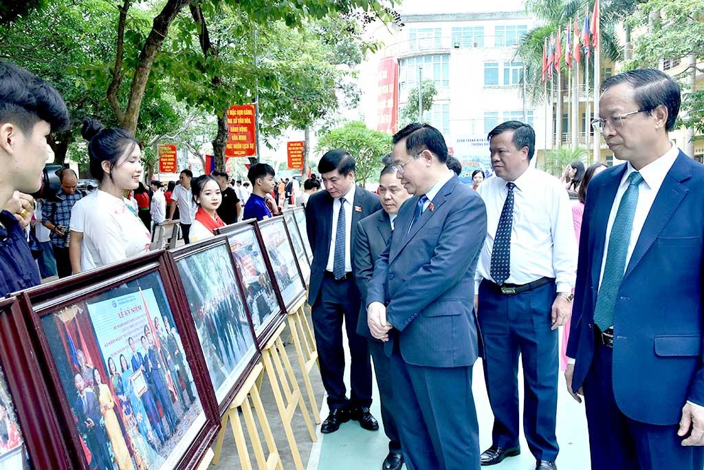 Chủ tịch Quốc hội Vương Đình Huệ thăm tham quan triển lãm ảnh “65 năm - một chặng đường vẻ vang”. Ảnh: Lâm Hiển Chủ tịch Quốc hội Vương Đình Huệ dự Lễ khai giảng năm học mới 2023 - 2024 tại Trường Hữu nghị T78 -1