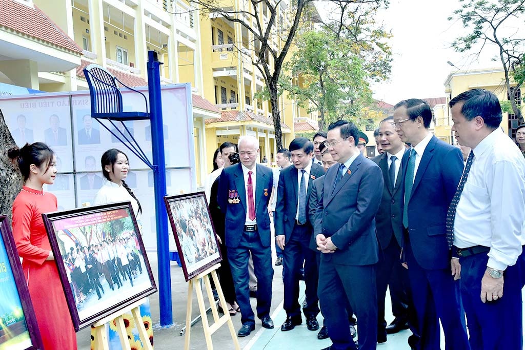 Chủ tịch Quốc hội Vương Đình Huệ thăm tham quan triển lãm ảnh “65 năm - một chặng đường vẻ vang”. Ảnh: Lâm Hiển Chủ tịch Quốc hội Vương Đình Huệ dự Lễ khai giảng năm học mới 2023 - 2024 tại Trường Hữu nghị T78 -0